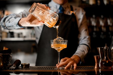 Barman-elegant-pour