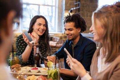 Friends_eating_dinner